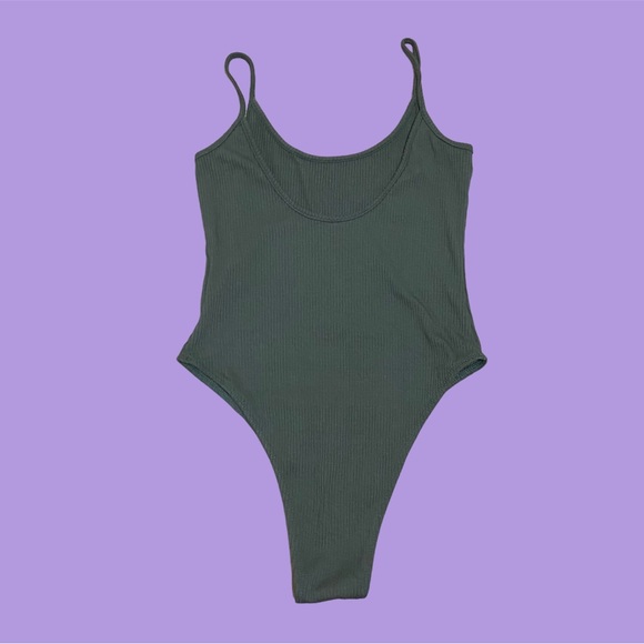 GRAY LOW-BACK RIBBED BODYSUIT 🩱🛍️ - Picture 2 of 4